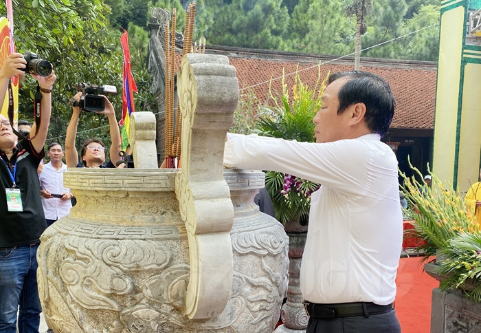 Offering incense to commemorate 580th death anniversary of National Hero, World Cultural Celebrity Nguyen Trai